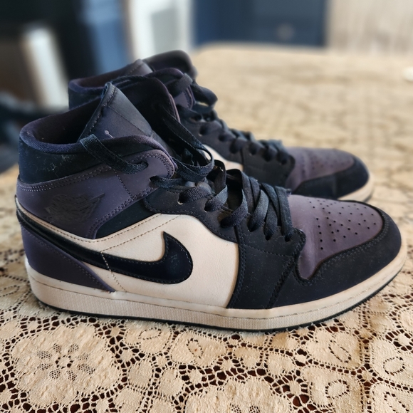 9.5 Air Jordan Nike Throwback Sneaker, Navy & White. Used, not abused! - Picture 4 of 9